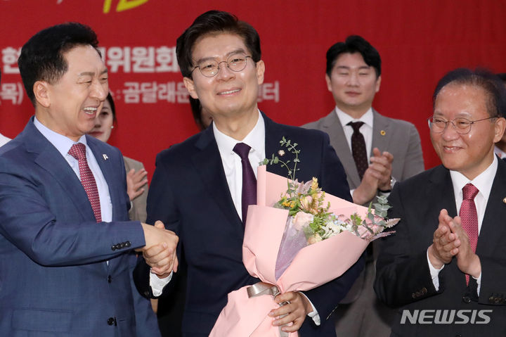 김기현 전 대표 축하받는 조정훈 의원.  [서울=뉴시스] 조성우 기자 = 김기현 전 국민의힘 대표가 지난 9월21일 오전 서울 강서구 곰달래 문화복지센터에서 열린 동행 서약식에서 국민의힘에 입당한 조정훈 시대전환 의원를 축하하고 있다. 2023.09.21. xconfind@newsis.com