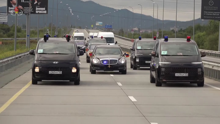 [서울=뉴시스] 북한 조선중앙TV는 21일 김정은 국무위원장이 러시아 방문 당시 영상을 보도했다. 공개된 영상에는 김 위원장의 경호차량 행렬 중 현대자동차 스타리아로 추정되는 차량이 주행하는 모습이 담겼다. (사진=조선중앙TV 캡쳐) 2023.09.21. photo@newsis.com *재판매 및 DB 금지