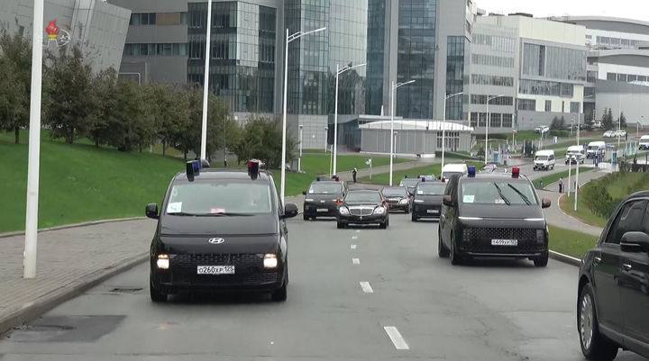 [서울=뉴시스] 북한 조선중앙TV는 21일 김정은 국무위원장이 러시아 방문 당시 영상을 보도했다. 공개된 영상에는 김 위원장의 경호차량 행렬 중 현대자동차 스타리아로 추정되는 차량이 주행하는 모습이 담겼다. (사진=조선중앙TV 캡쳐) 2023.09.21. photo@newsis.com *재판매 및 DB 금지