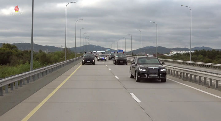 [서울=뉴시스] 북한 조선중앙TV는 21일 김정은 국무위원장이 러시아 방문 당시 영상을 보도했다. 공개된 영상에는 김 위원장의 경호차량 행렬 중 현대자동차 스타리아로 추정되는 차량이 주행하는 모습이 담겼다. (사진=조선중앙TV 캡쳐) 2023.09.21. photo@newsis.com *재판매 및 DB 금지