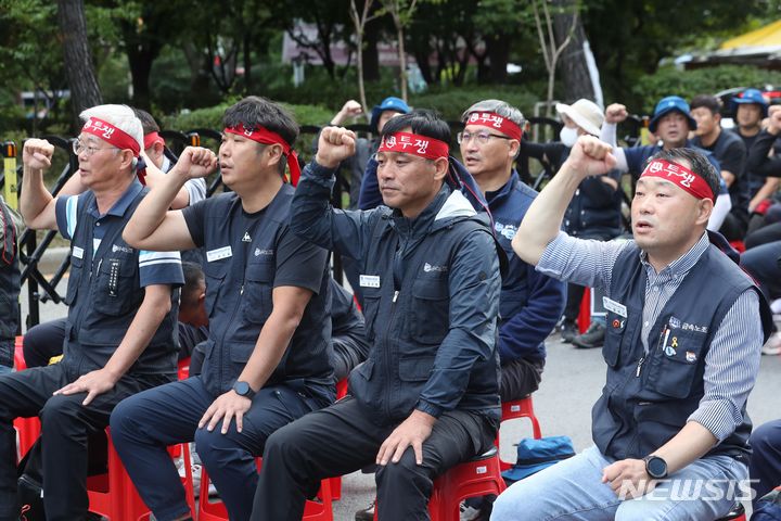 [서울=뉴시스] 조성봉 기자 = 지난 9월21일 오전 서울 여의도 국회 앞에서 열린 노조법 2, 3조 개정 촉구 민주노총 금속노조 결의대회에서 윤장혁(왼쪽 세번째) 금속노조 위원장을 비롯한 참가자들이 구호를 외치고 있다. 2023. 09.21. suncho21@newsis.com