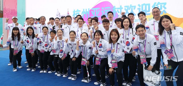 [항저우=뉴시스] 조수정 기자 = 2022 항저우 아시안게임 대한민국 선수단 최윤 단장과 장재근 선수촌장, 선수들이 21일(현지시간) 중국 항저우아시안게임 선수촌 국기광장에서 입촌식을 하고 있다. 아시안게임 개막은 23일이다. 2023.09.21. chocrystal@newsis.com