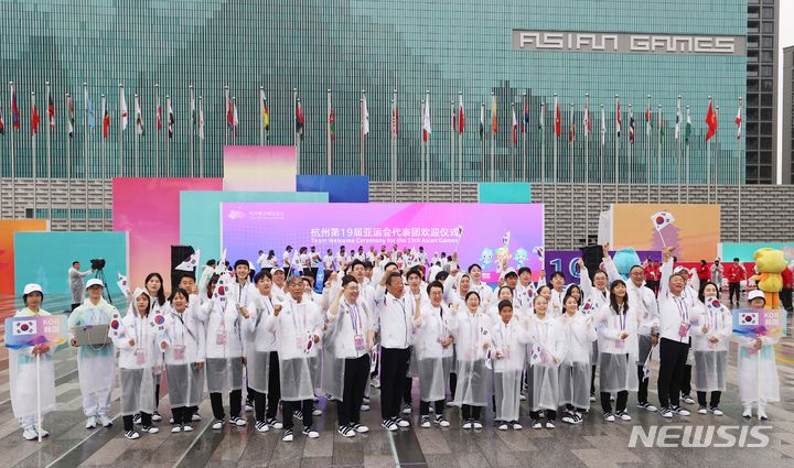 [항저우=뉴시스] 조수정 기자 = 2022 항저우 아시안게임 대한민국 선수단 최윤 단장과 장재근 선수촌장, 선수들이 21일(현지시간) 중국 항저우아시안게임 선수촌 국기광장에서 입촌식을 마친 뒤 기념촬영하며 필승을 다짐하고 있다. 아시안게임 개막은 23일이다. 2023.09.21. chocrystal@newsis.com