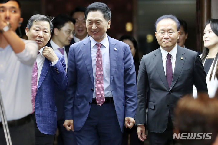 [서울=뉴시스] 이영환 기자 = 김기현 국민의힘 대표와 윤재옥 원내대표, 이철규 사무총장이 21일 오후 서울 여의도 국회에서 열린 의원총회에 참석하고 있다. 2023.09.21. 20hwan@newsis.com