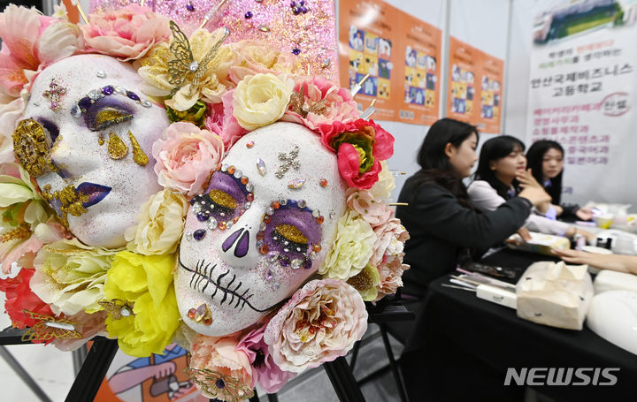 [수원=뉴시스] 김종택기자 = '2023 고졸채용박람회'가 열린 21일 경기도 수원시 권선구 수원메쎄에서 취업을 준비중인 고등학생들이 다양한 직업 체험을 하고 있다. 2023.09.21. jtk@newsis.com