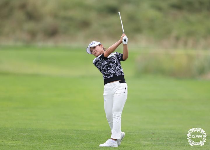 [서울=뉴시스] 21일 인천 청라 베어즈베스트청라CC에서 열린 하나금융그룹 챔피언십 1라운드 3번홀에서 송가은이 아이언샷을 하고 있다. (사진=KLPGT 제공) 2023.09.21. photo@newsis.com *재판매 및 DB 금지