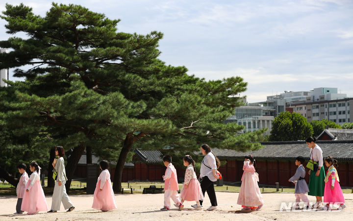 [서울=뉴시스] 황준선 기자 = 선선한 가을 날씨를 보인 21일 오전 서울 종로구 창경궁으로 현장체험학습을 나선 어린이들이 궁을 둘러보고 있다. 2023.09.21. hwang@newsis.com