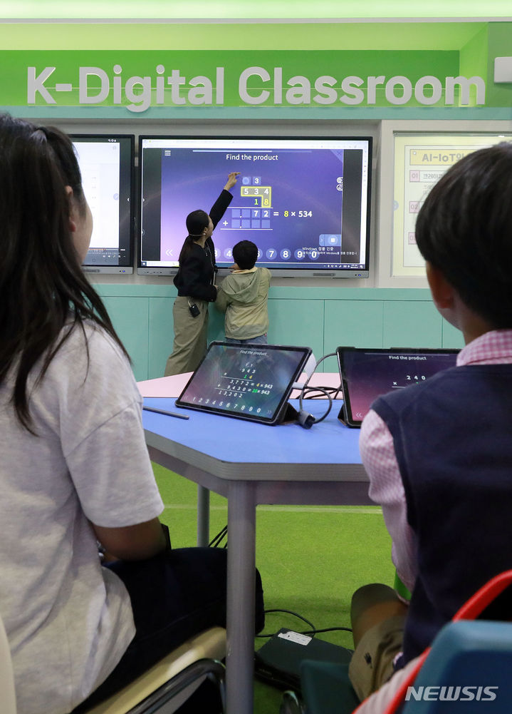 [서울=뉴시스] 최동준 기자 = 2023 에듀테크 코리아 페어가 열린 서울 강남구 코엑스에서 교육부 부스에서 디지털 기반 수업이 진행되고 있다. 2023.09.21. photocdj@newsis.com