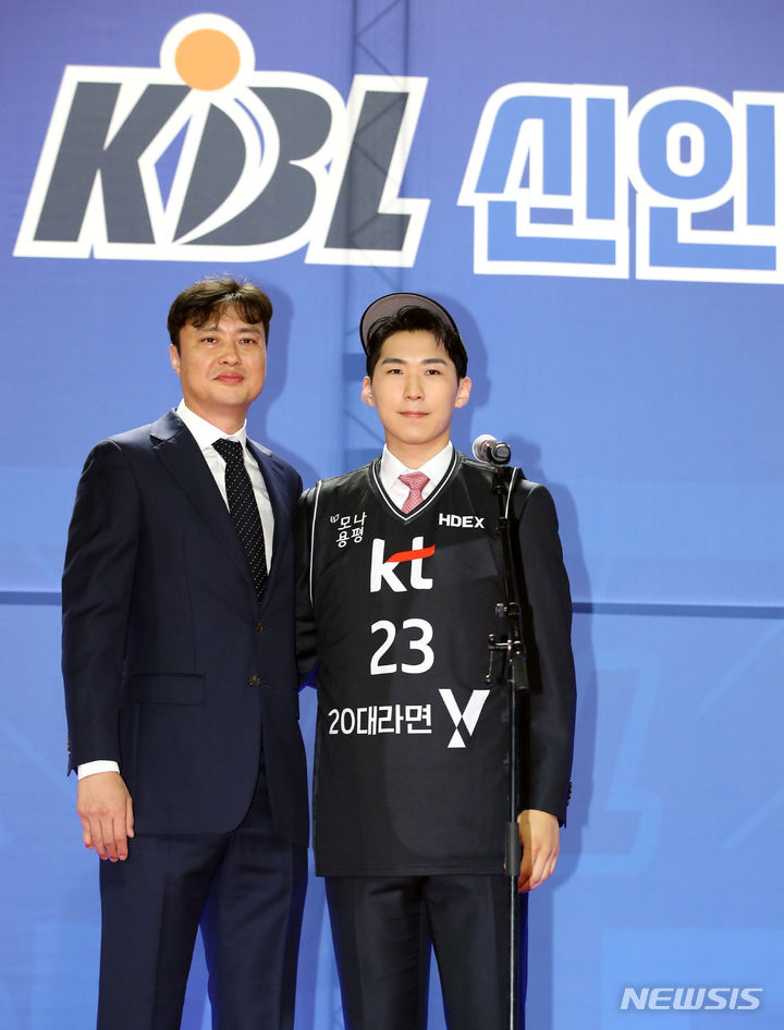 [서울=뉴시스] 김진아 기자 = 21일 서울 잠실학생체육관에서 열린 2023 KBL 신인선수 드래프트에서 수원 KT에 1순위로 지명된 문정현이 송영진 감독과 기념촬영을 하고 있다. 2022.09.21. photocdj@newsis.com