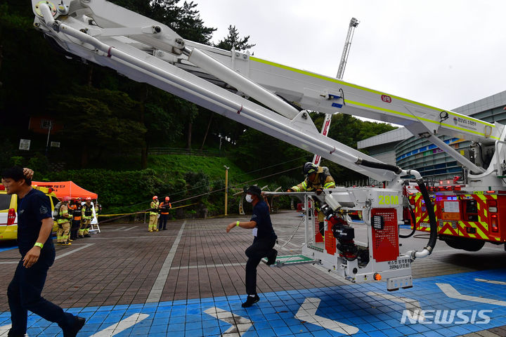 [남해=뉴시스] 차용현 기자 = 21일 오후 경남 남해군 남해읍 실내체육관에서 펼쳐진 2023 긴급구조종합훈련에 참가한 남해소방서 소속 소방관들이 인명구조 훈련을 하고 있다. 2023.09.20.con@newsis.com