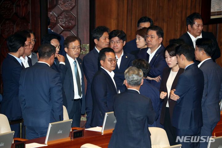 [서울=뉴시스] 조성봉 기자 = 21일 오후 서울 여의도 국회 본회의장에서 열린 제410회국회(정기회) 제8차 본회의에서 이재명 더불어민주당 대표의 체포동의안이 가결되자 민주당 의원들이 심각한 표정을 짓고 있다. 2023.09.21.suncho21@newsis.com