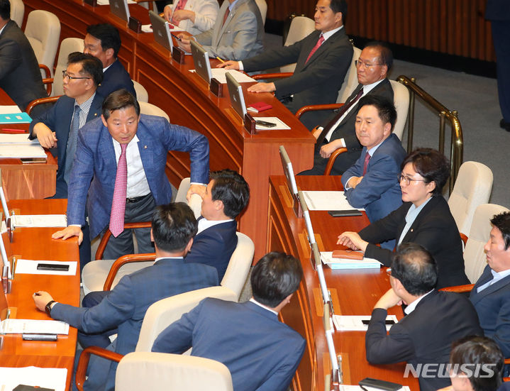 대화 중인 국민의힘 지도부.  [서울=뉴시스] 추상철 기자 = 국민의힘 지도부가 21일 오후 서울 여의도 국회 본회의장에서 열린 제410회국회(정기회) 제8차 본회의에서 이재명 더불어민주당 대표 체포동의안 표결중 대화를 하고 있다. 2023.09.21. scchoo@newsis.com