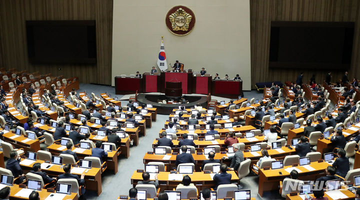 [서울=뉴시스] 추상철 기자 = 21일 오후 서울 여의도 국회 본회의장에서 열린 제410회국회(정기회) 제8차 본회의에서 이재명 더불어민주당 대표 체포동의안이 가결되고 있다. 2023.09.21. scchoo@newsis.com