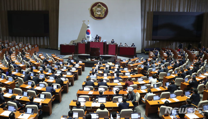 [서울=뉴시스] 추상철 기자 = 21일 오후 서울 여의도 국회 본회의장에서 열린 제410회국회(정기회) 제8차 본회의에서 이재명 더불어민주당 대표 체포동의안이 가결되고 있다. 2023.09.21. scchoo@newsis.com