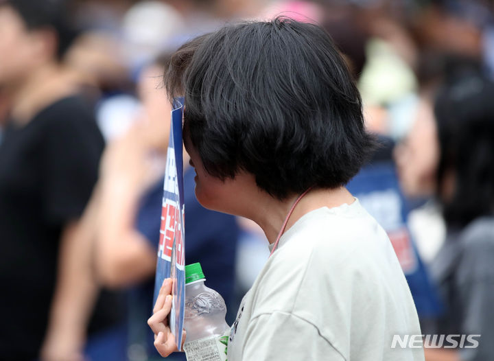 [서울=뉴시스] 고범준 기자 = 21일 오후 서울 여의도 국회 앞에서 이재명 더불어민주당 대표 지지자들이 이 대표에 대한 체포동의안이 가결되자 눈물을 흘리고 있다. 표결은 재석 295인, 찬성 149표, 반대 136표, 기권 6표, 무효 4표로 가결됐다. 2023.09.21. bjko@newsis.com