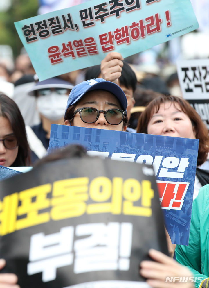 [서울=뉴시스] 고범준 기자 = 이재명 더불어민주당 대표 체포동의안 표결이 진행중인 21일 오후 서울 여의도 국회 앞에서 이 대표 지지자들이 체포동의안 부결을 촉구하는 집회를 하고 있다. 2023.09.21. bjko@newsis.com