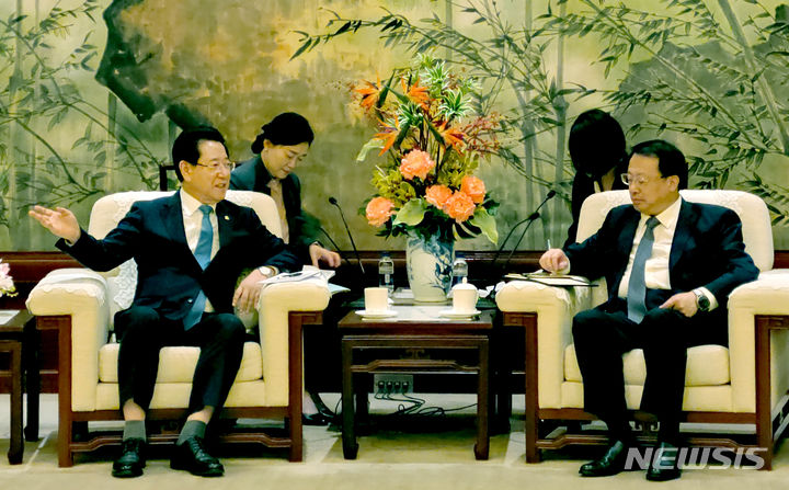 [무안=뉴시스] 이창우 기자=중국을 방문중인 김영록 전남도지사(왼쪽)가 21일(현지 시간) 상하이시청에서 궁정시장과 회담을 갖고, 상호발전을 위한 무역·투자 활성화, 신재생에너지·인적 교류 등 협력방안을 협의하고 있다. (사진=전남도 제공) 2023.09.21. photo@newsos.com *재판매 및 DB 금지