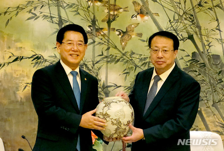 [무안=뉴시스] 이창우 기자=중국을 방문 중인 김영록 전남도지사(왼쪽)가 21일(현지 시간) 상하이시청에서 궁정시장과 회담을 마치고 기념품을 전달하고 있다. (사진=전남도 제공) 2023.09.21. photo@newsos.com *재판매 및 DB 금지