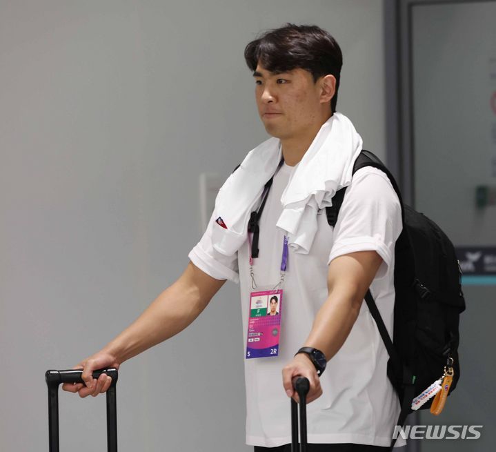 [항저우=뉴시스] 조수정 기자 = 핸드볼 구창은이 2022 항저우 아시안게임 개막을 이틀 앞둔 21일(현지시간) 중국 항저우 샤오산국제공항으로 입국하고 있다. 2023.09.21. chocrystal@newsis.com