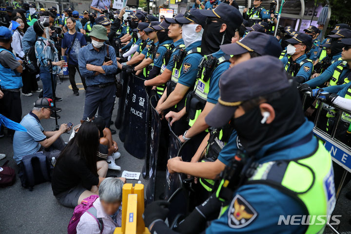 [서울=뉴시스] 고범준 기자 = 이재명 더불어민주당 대표 체포동의안이 가결된 21일 오후 서울 영등포구 더불어민주당 당사 앞에서 이 대표 지지자들이 경찰과 대치를 하고 있다. 2023.09.21. bjko@newsis.com