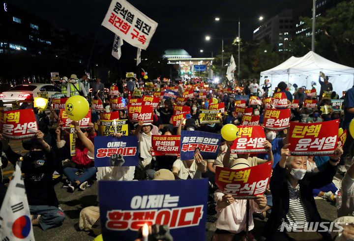 [서울=뉴시스] 조성봉 기자 = 이재명 더불어민주당 대표 체포동의안이 가결된 21일 오후 서울 여의도 국회 앞에서 열린 촛불행동 참가자들이 구호를 외치고 있다.  2023.09.21.suncho21@newsis.com