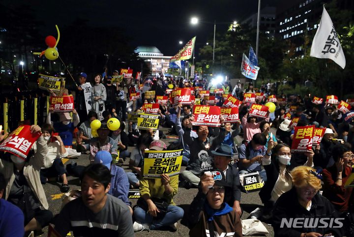 [서울=뉴시스] 조성봉 기자 = 이재명 더불어민주당 대표 체포동의안이 가결된 21일 오후 서울 여의도 국회 앞에서 열린 촛불행동 참가자들이 구호를 외치고 있다.  2023.09.21.suncho21@newsis.com