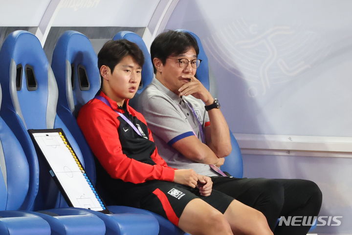 [진화=뉴시스] 고승민 기자 = 21일 중국 진화 스포츠 스타디움에서 열린 2022 항저우 아시안게임 남자축구 조별리그 E조 2차전 한국 대 태국 경기에 앞서 대한민국 황선홍 감독이 이강인과 대화를 하고 있다. 2023.09.21. kkssmm99@newsis.com