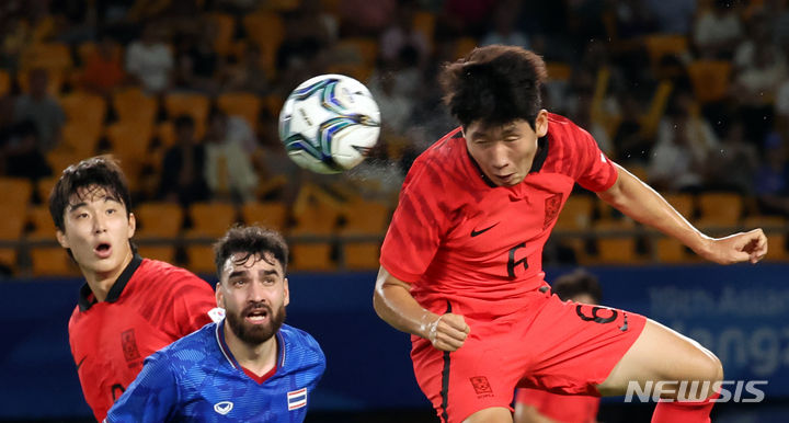 [진화=뉴시스] 고승민 기자 = 21일 중국 진화 스포츠 스타디움에서 열린 2022 항저우 아시안게임 남자축구 조별리그 E조 2차전 한국 대 태국 경기, 전반 한국 홍현석이 헤딩골을 넣고 있다.&nbsp; 2023.09.21. kkssmm99@newsis.com