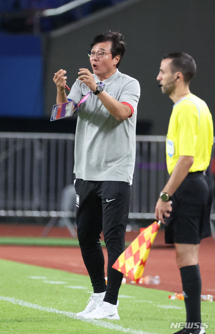 [진화=뉴시스] 고승민 기자 = 21일 중국 진화 스포츠 스타디움에서 열린 2022 항저우 아시안게임 남자축구 조별리그 E조 2차전 한국 대 태국 경기, 황선홍 감독이 작전지시를 하고 있다. 2023.09.21. kkssmm99@newsis.com