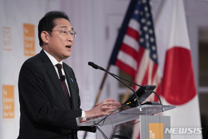 [뉴욕=AP/뉴시스]기시다 후미오 일본 총리가 지난 9월21일 미국 뉴욕에서 뉴욕경제클럽 주최한 행사에 참석해 연설하고 있다. 지지(時事)통신이 10~13일 실시한 11월 여론조사 결과 기시다 후미오(岸田文雄) 총리 내각의 지지율은 21.3%로 전월 대비 5.0%포인트 떨어졌다. 이는 기시다 내각 최저였던 10월보다도 크게 낮을 뿐 아니라 2012년 12월 자민당 정권 복귀 후 최저 기록이기도 하다. 2023.11.16.