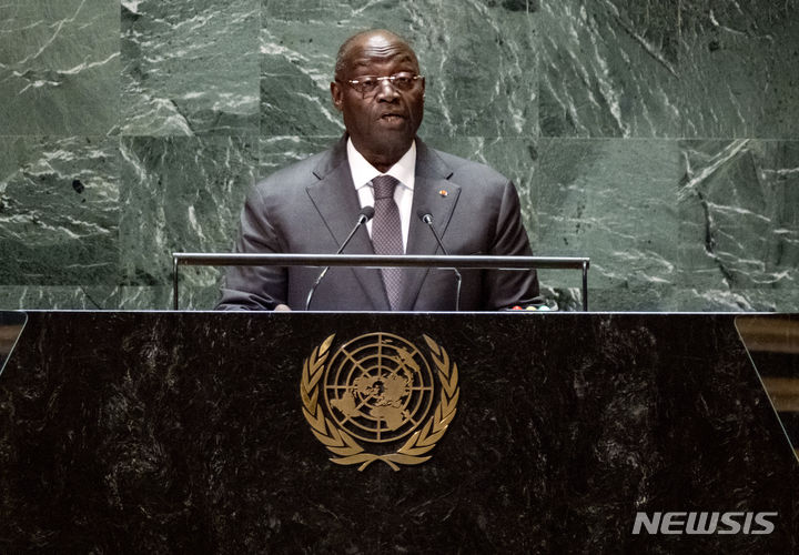 [아비장( 코트디부아르)=AP/뉴시스] 서아프리카 코트디부아르가 우기를 맞아 폭우로 경제수도 아비장을 비롯한 여러 지역에서 11명의 사망자와 다수의 실종자가 나왔다고 정부 당국이 발표했다. 사진은 지난 해 9월 21일 제 78차 유엔총회에서 발언하는 코트디부아르의 티에모코 메일리에 코네 부통령. 2024.06.19 