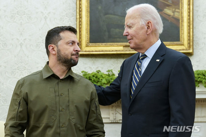 [워싱턴=AP/뉴시스]조 바이든 미국 대통령이 21일(현지시간) 볼로디미르 젤렌스키 우크라이나 대통령을 백악관으로 초청해 회담을 진행하기 전 사진 촬영에 나선 모습. 2023.09.22