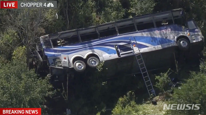 [와와얀다( 미 뉴욕주)=AP/뉴시스] 미국 뉴욕주의 84번 고속도로에서 9월 21일 전세 버스 한 대가 전복해 옆으로 누워있는 광경. 이 버스는 고교 밴드를 태우고 뮤직 캠프로 가던 중 고속도로 둑에서 굴러 2명이 죽고 수십명의 학생이 다쳤다. ( 뉴욕 NBC가 제공한 AP사진). 2023.09.22. 