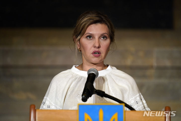 [워싱턴DC=AP/뉴시스] 올레나 젤렌스카 우크라이나 영부인이 러시아군의 점령지 내 성폭력 실태가 형언하기 어려운 정도라고 규탄했다. 사진은 젤렌스카 영부인이 지난 21일(현지시간) 미국 워싱턴DC 국가기록원에서 연설하는 모습. 2023.09.25.