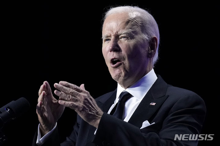 [사진=AP/뉴시스] 미국 바이든 행정부가 연방정부 기관들이 차량, 장비, 물품 등을 구입할 때 기후 변화로 인한 경제적 피해를 고려하도록 하는 지침을 발표했다고 21일(현지시간) 미국 뉴욕타임스가 보도했다. 사진은 이날 조 바이든 미국 대통령이 워싱턴에 있는 히스패닉 코커스 기관에서 발언하고 있는 모습. 2023.09.22.