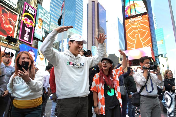 [서울=뉴시스]갬블러크루의 릴레이 댄스를 관람하는 오세훈 시장.(사진=서울시 제공) *재판매 및 DB 금지