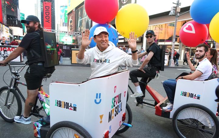 [서울=뉴시스]서울브랜드 자전거 원정대를 타고 이동하는 오세훈 시장.(사진=서울시 제공) *재판매 및 DB 금지