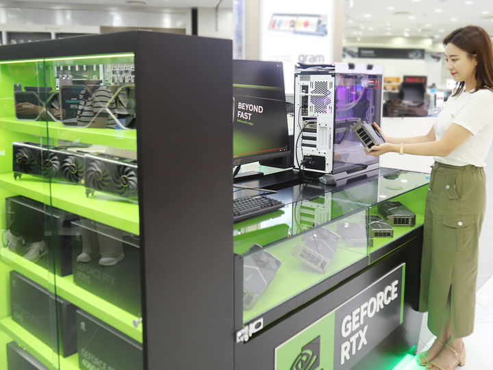 모델이 월드타워점에서 엔비디아 ‘Founders Edition(파운더스 에디션)’을 살펴보는 모습이다.(사진=하이마트 제공) *재판매 및 DB 금지