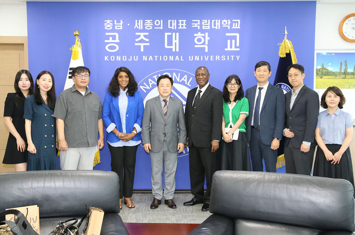 임경호(왼쪽 다섯번째) 총장 등 참석자들 *재판매 및 DB 금지