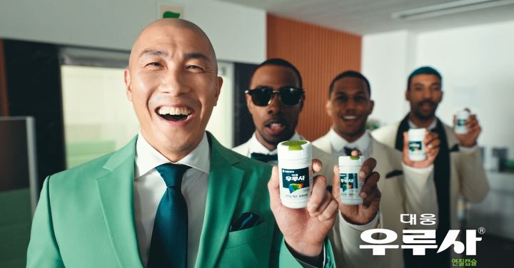 [서울=뉴시스] 대웅제약은 지난 2011년 간 기능 개선제 '우루사'의 광고모델이었던 차두리 코치가 이번 광고를 통해 '우루사맨'으로 복귀한다고 22일 밝혔다. (사진=대웅제약 제공) 2023.09.22. photo@newsis.com *재판매 및 DB 금지