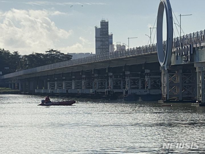 [포항=뉴시스] 안병철 기자 = 22일 새벽 경북 포항 형산강 다리 위에서 남녀 2명이 강물에 뛰어내려 40대 남성이 실종됐다. (사진=포항남부소방서 제공) 2023.09.22. photo@newsis.com