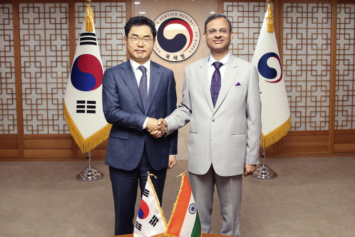 [세종=뉴시스] 김창기 국세청장이 산제이 말호트라 인도 국세청장과 기념촬영을 하는 모습. (사진=국세청 제공) *재판매 및 DB 금지