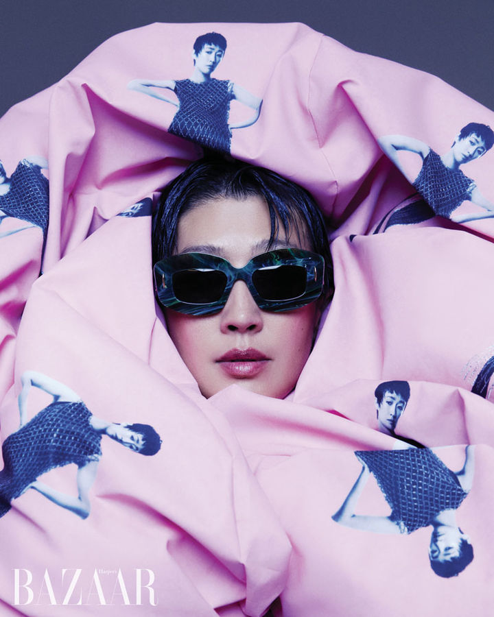 [서울=뉴시스] 모델 홍진경. (사진=하퍼스 바자 코리아 제공) 2023.09.22. photo@newsis.com *재판매 및 DB 금지