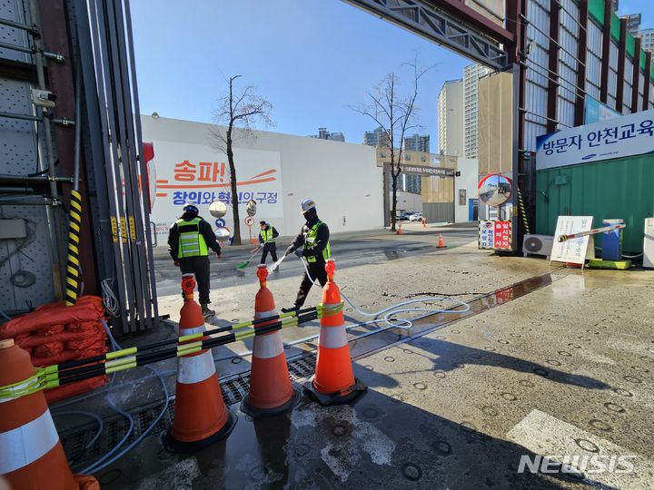 [서울=뉴시스]서울시가 22일 서소문청사1동에서 '서울형 친환경공사장' 이행평가에서 우수한 성과를 낸 환경관리자 16명에 시장 표창을 수여한다. (사진=서울시 제공). 2023.09.22. photo@newsis.com