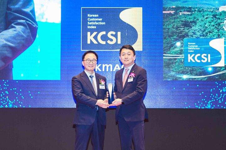 (왼쪽부터)한수희 한국능률협회컨설팅 대표이사, 이지성 한화호텔앤드리조트 운영부문장. (사진=한화호텔앤드리조트) *재판매 및 DB 금지