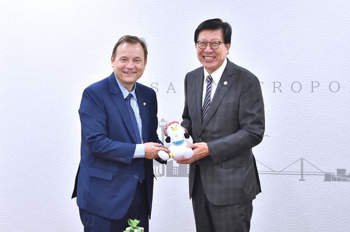 [부산=뉴시스] 박형준 부산시장(오른쪽)은 부산시청 국제의전실에서 게오르크 빌프리드 슈미트(Georg Wilfried Schmidt) 주한독일대사 내정자를 만나, 부산-독일 간 상호 교류 및 협력 방안을 논의했다. (사진=부산시 제공) *재판매 및 DB 금지