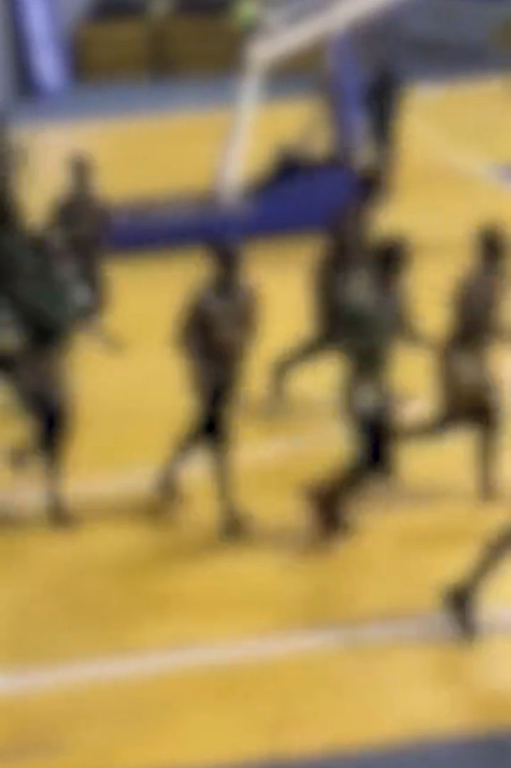 [서울=뉴시스] 브라질 상파울루주 성카를로스시에서 진행된 대학 여자 배구 경기 중 산투아마루대학교 소속 의대생 6명이 바지를 내리고 유사 자위행동을 연출해 퇴학됐다고 미국 뉴욕포스트가 19일(현지시간) 전했다. 사진은 경기 중 바지를 내린 채 경기장을 돌아다니는 학생들의 모습. (사진=X) 2023.09.22. *재판매 및 DB 금지