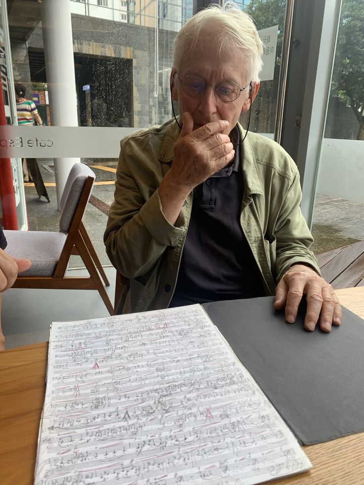 네덜란드의 거장 리코더 연주자 발터르 판 하우어가 윤이상의 '중국의 그림' 초연 악보를 통영 윤이상기념관에 기증했다. (사진=통영국제음악재단 제공) photo@newsis.com *재판매 및 DB 금지