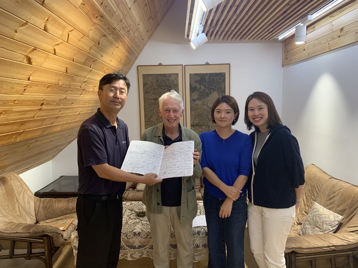 네덜란드의 거장 리코더 연주자 발터르 판 하우어가 윤이상의 '중국의 그림' 초연 악보를 통영 윤이상기념관에 기증했다. (사진=통영국제음악재단 제공) photo@newsis.com *재판매 및 DB 금지