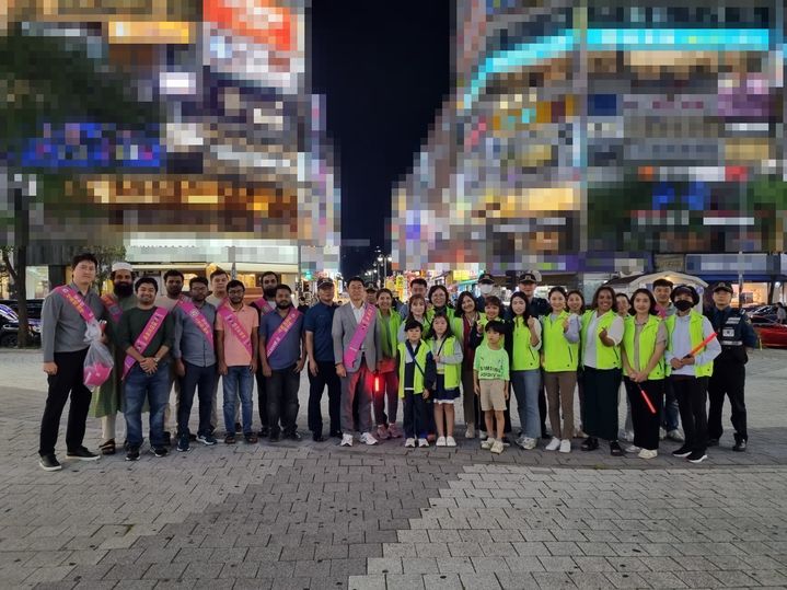 [수원=뉴시스] 외국인 거주지역 합동순찰. (사진=수원남부경찰서 제공) 2023.09.22. photo@newsis.com *재판매 및 DB 금지